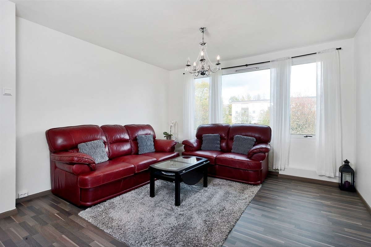 PRIVATmegleren ved John Granly Steen har gleden av å presentere denne delikate 3-roms leiligheten beliggende på Kalbakken. Leiligheten fremstår som moderne med lyse overflater, kjøkken fra 2013, bad fra 2006 og avskjermet balkong. Galleribilde