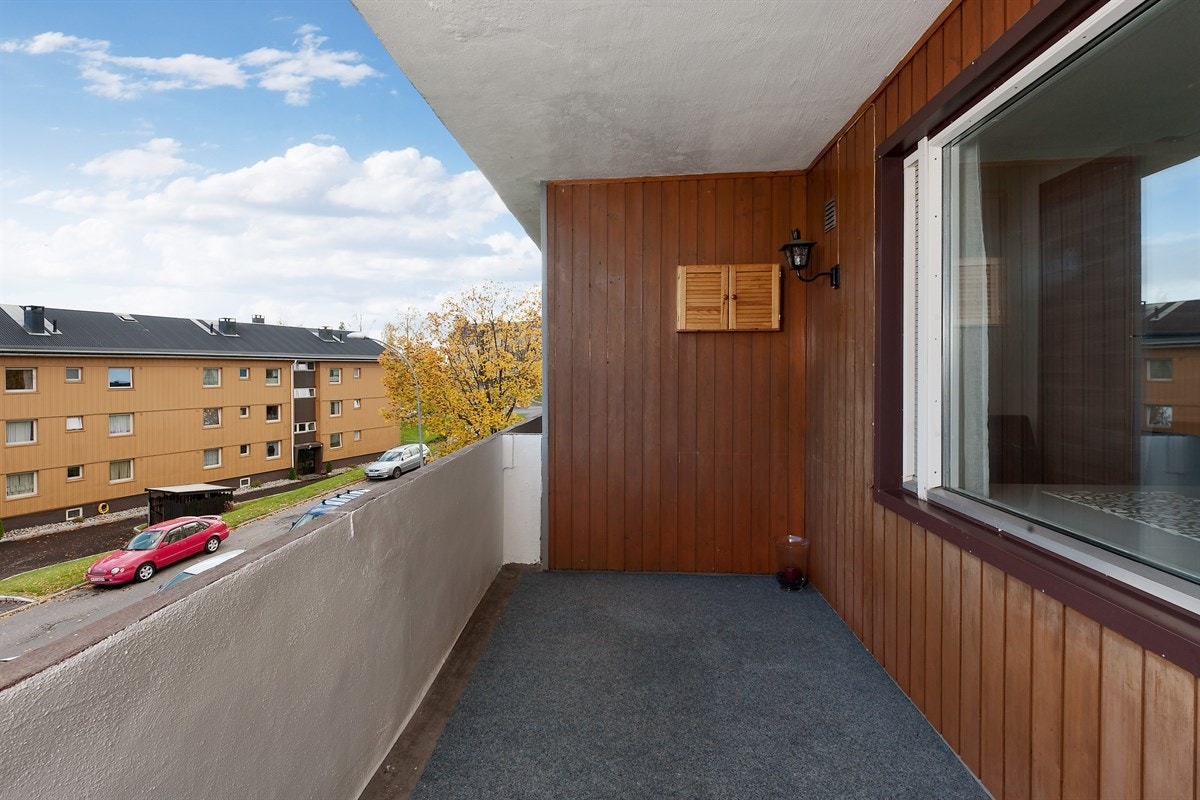 Balkong er avskjemet med gode solforhold og utsyn. Galleribilde