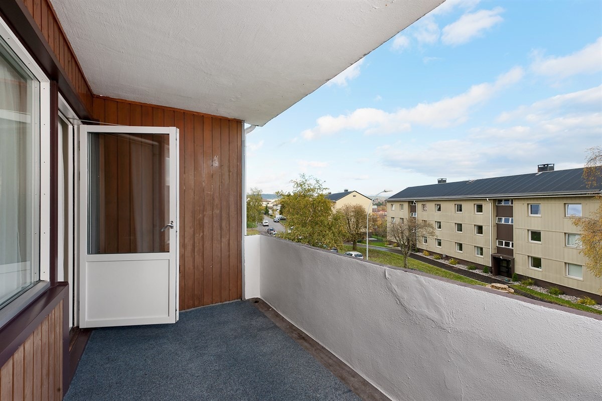 Leiligheten har en koselig stue med utgang til balkong Galleribilde