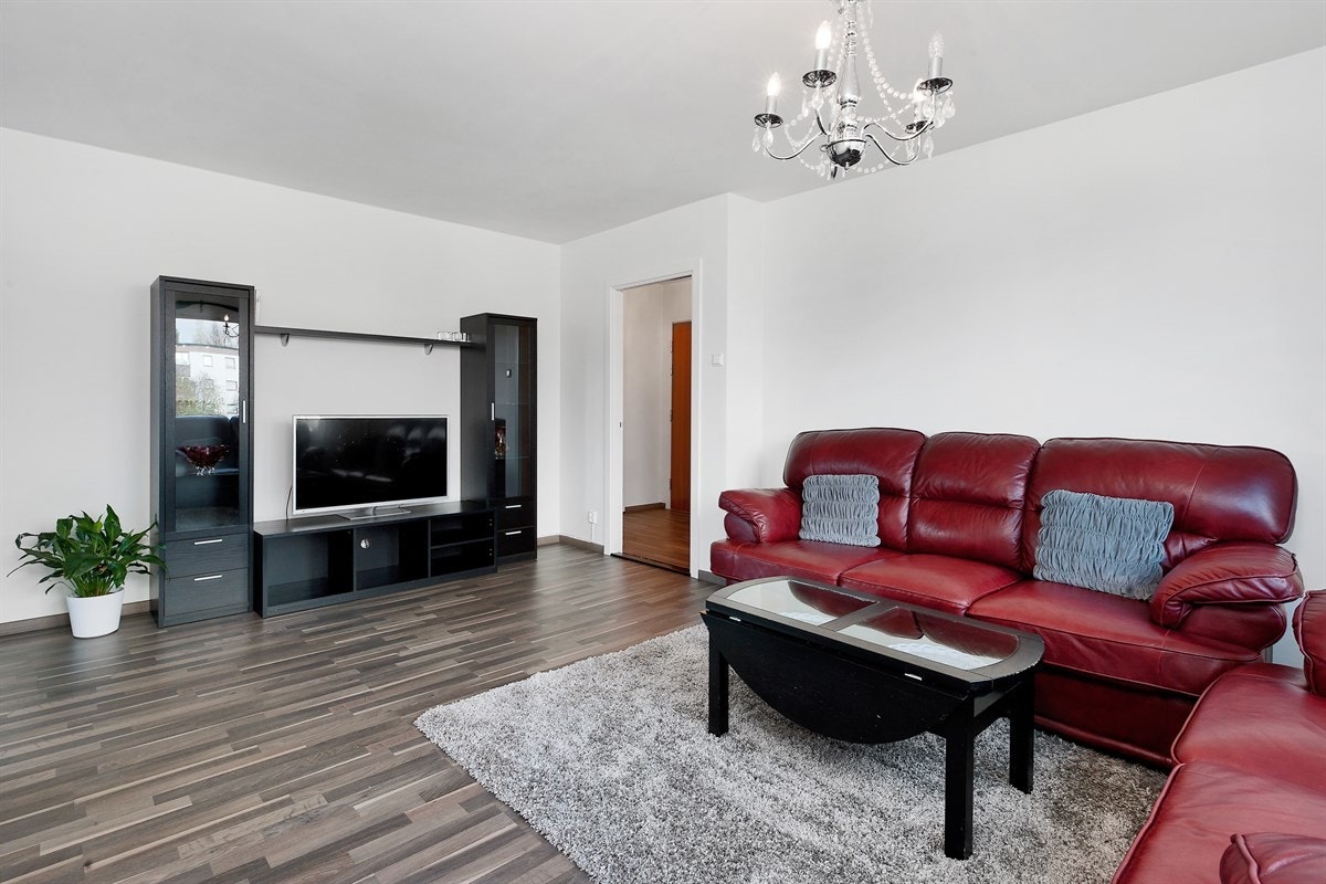 Stuen har dels åpen løsning til kjøkken som gir god romfølelse og bra utnyttelse av arealet. Galleribilde