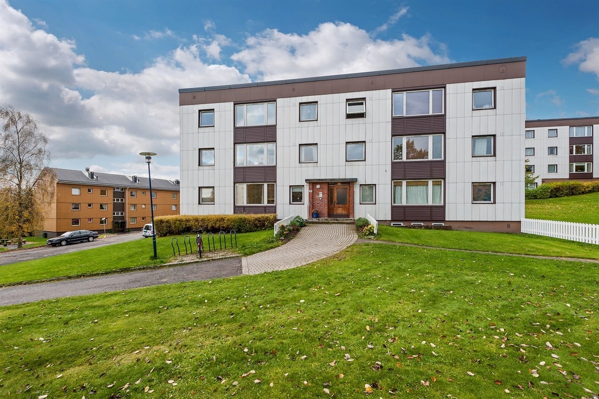 Boligen har fyring med radiatorer tilkoblet sentralfyr. Varmtvann og fyring er inkl. i felleskostnadene. Det finnes mulighet for leie av parkeringsplass i området. Galleribilde