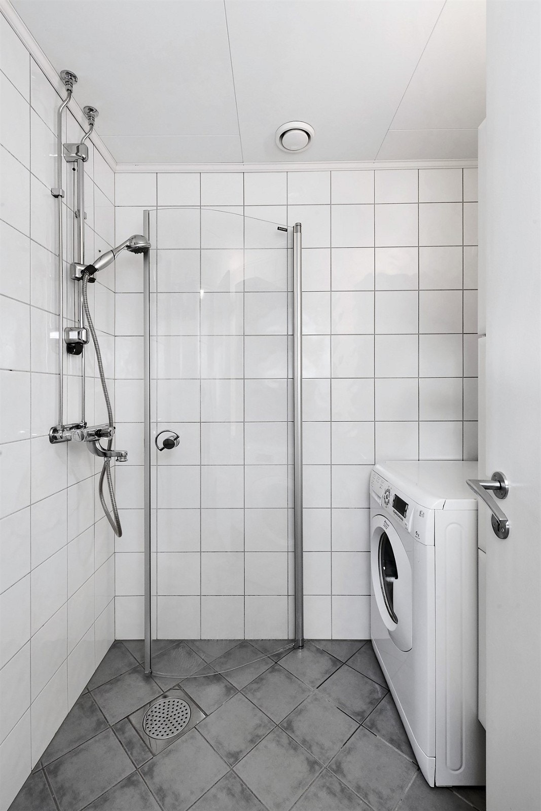 Boligen inneholder ett bad, ett separat wc. Badet har grå fliser på gulv og hvite fliser på vegg. Rommet er videre utstyrt med speilbelysning, speil, enkel servant på hvitt servantskap, veggskap og praktisk dusjhjørne med glassdører. Galleribilde