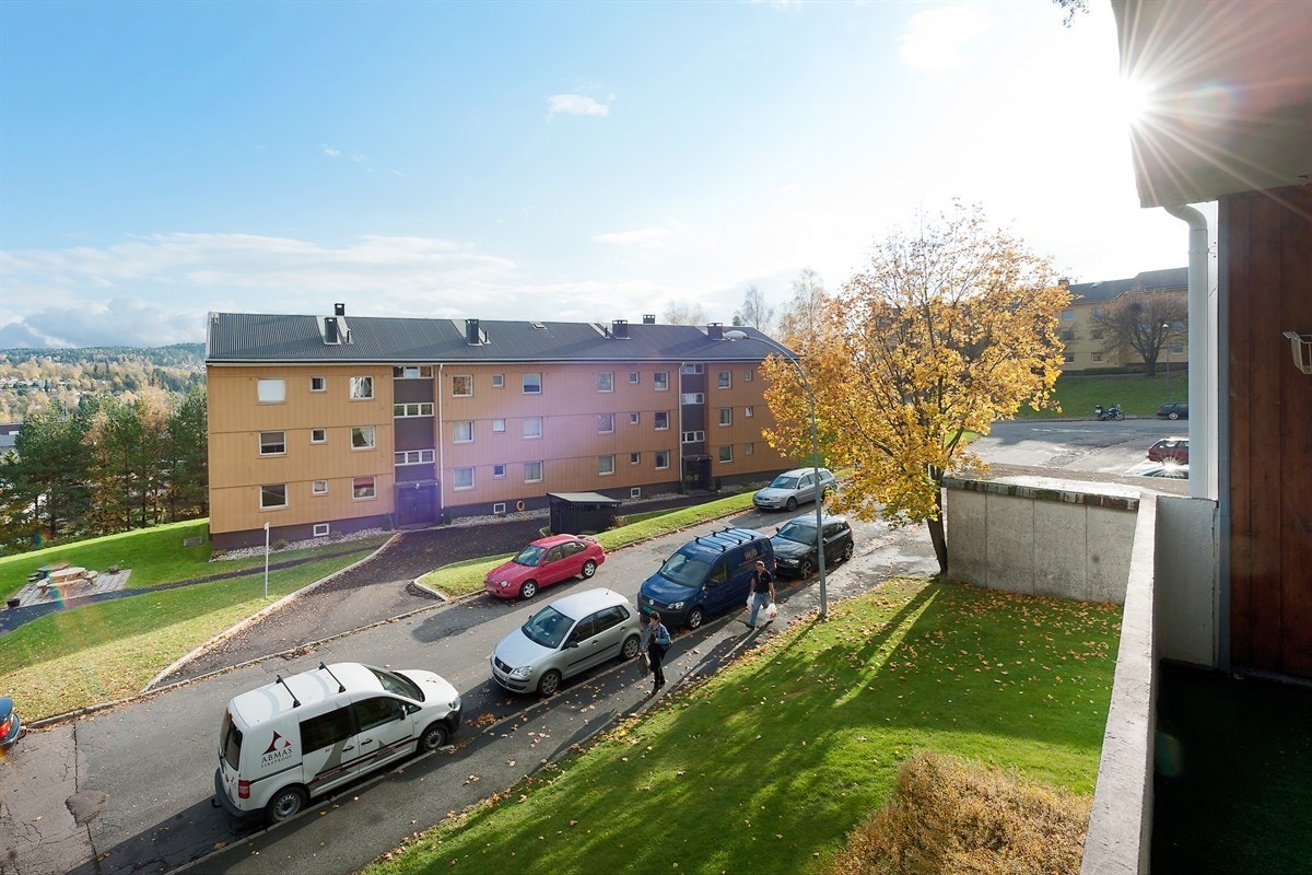 Offentlig kommunikasjon via buss, T-bane og tog, hvorav nærmeste holdeplass er Nordtvet og Kalbakken som ligger ca. 3 min fra boligen. Med bil fra Kalbakken tar det ca. 3 min til Grorud, 9 min til Økern, 13 min til Oslo S og 29 min til Oslo lufthavn. Galleribilde