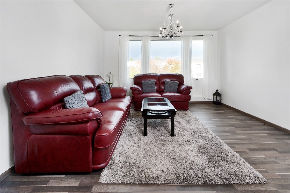 Leiligheten har en koselig og lysmalt stue med stilfull, mørk laminat på gulv. Rommet har god plass for sofaløsning med tilhørende møblement og spisebord. Galleribilde