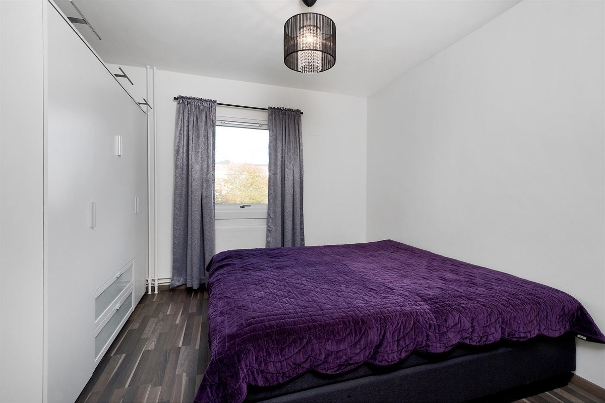 Soverom 1 med garderobeskap. Galleribilde