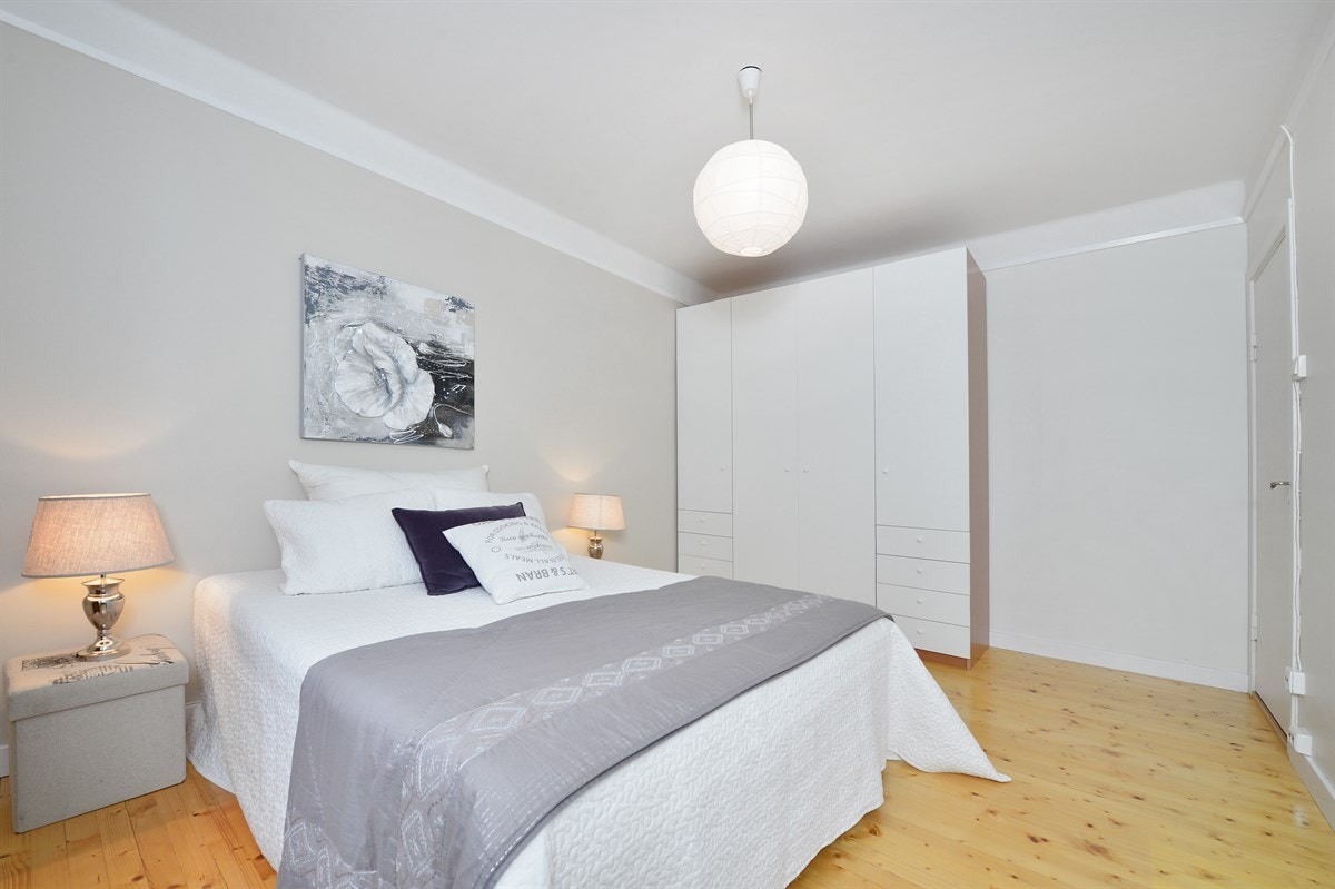 Romslig soverom med god plass for dobbeltseng og stor garderobe. Galleribilde