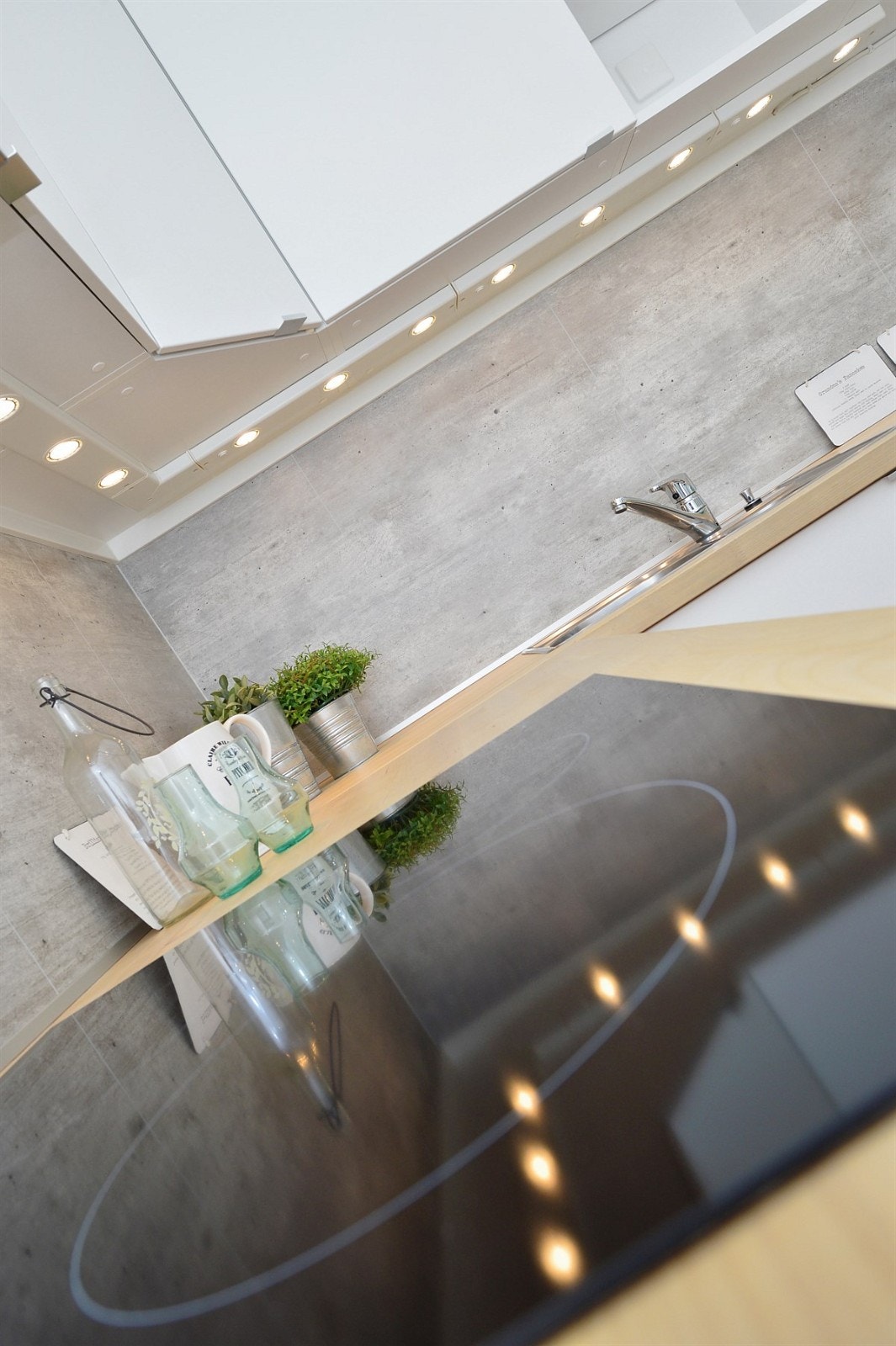 Lys under overskap på kjøkken. Galleribilde