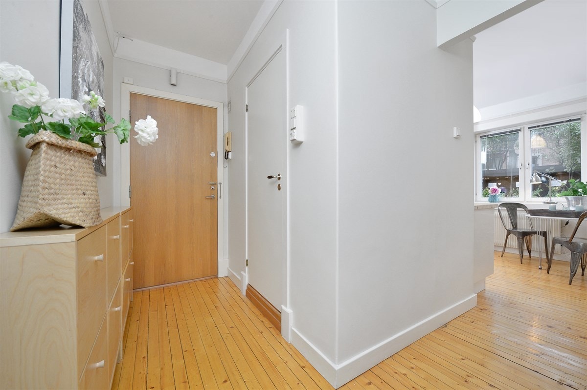 Fra entré er det tilgang til romslig kott. Galleribilde