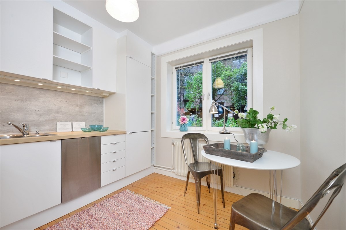 Plass til et spisebord for to på kjøkken. Galleribilde