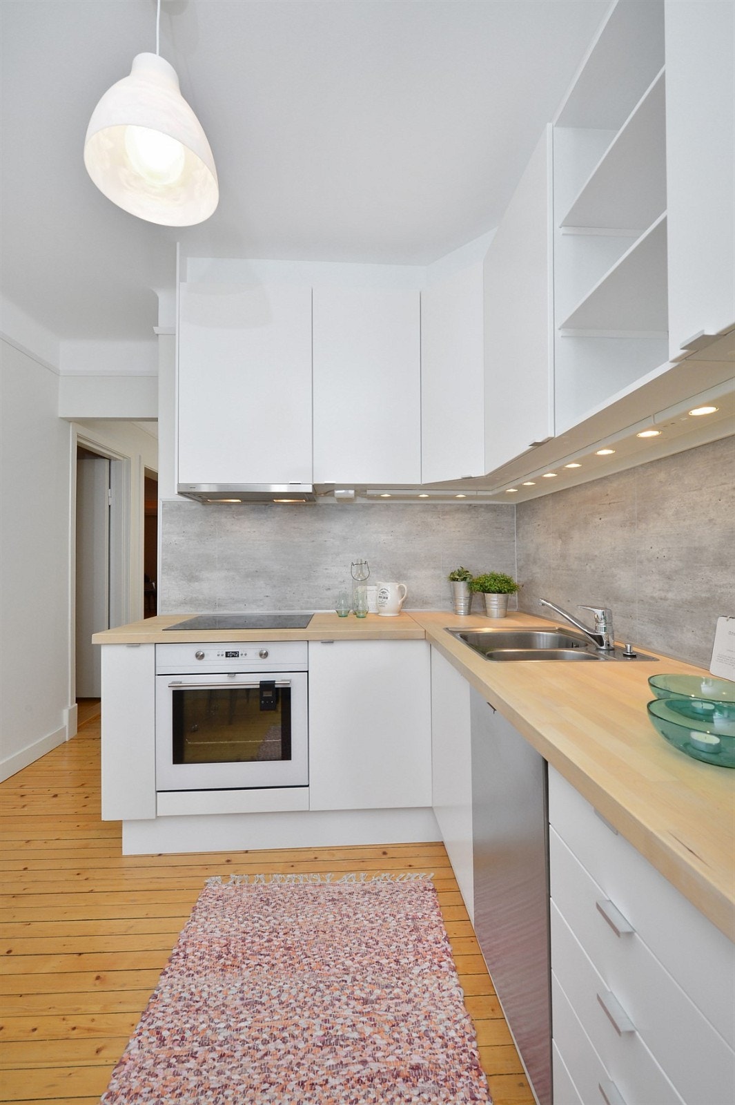 Kjøkkeninnredning i malt glatt utførelse og opplegg for oppvaskmaskin. Galleribilde