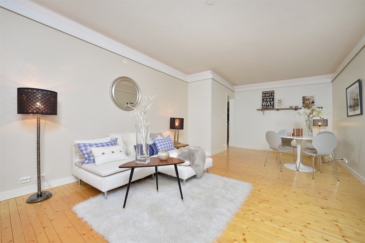 Stor stue med flere muligheter for møblering av både sofagruppe og spisebord. Galleribilde