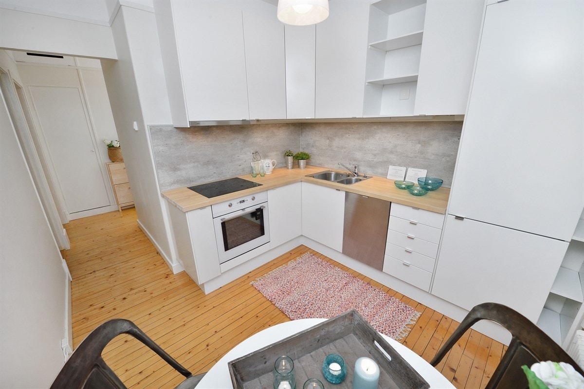 Kjøkkenet har en smart kombinasjon av skap- og benkeplass. Galleribilde