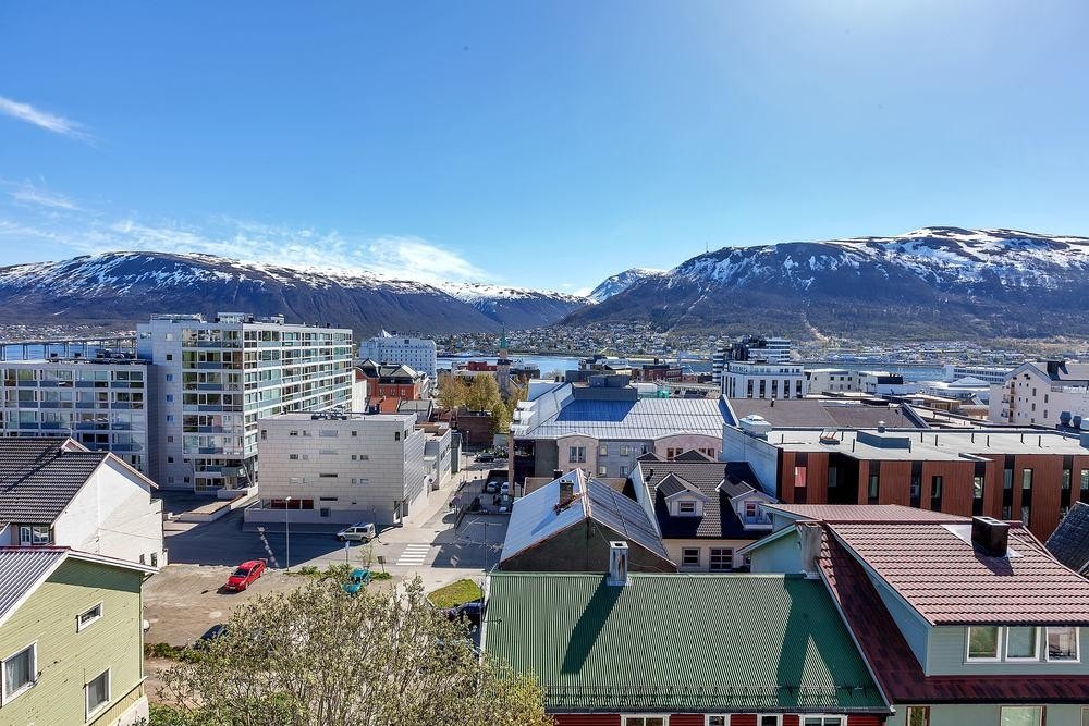 Utsikt over byen, sundet og fastlandet. Galleribilde