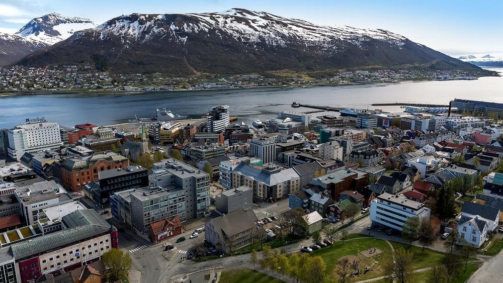 Som vist på bildet ligger Parkgata 14 sentralt, men tilbaketrukket i Tromsø sentrum. Gata er særdeles lite trafikkert. Galleribilde