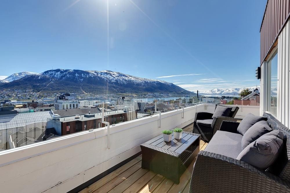 Velkommen til Parkgata 14, en unik og spektakulær toppetasjeleilighet i øvre del av Tromsø sentrum. Her nyter du fantastisk utsikt fra 360´ veranda og kan nyte solen hele dagen. - Velkommen inn! Galleribilde