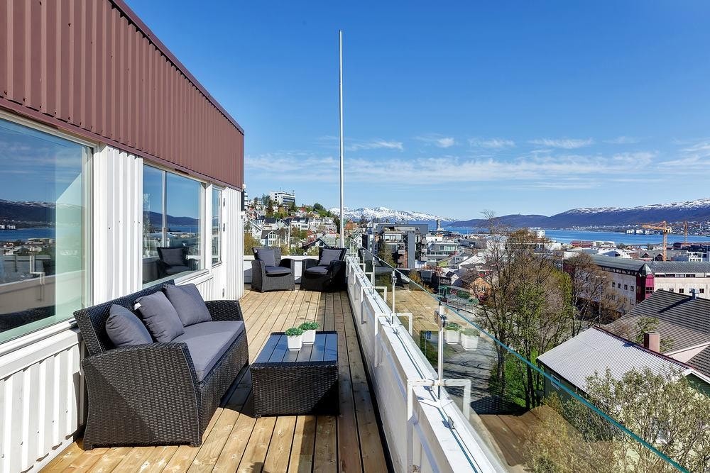 Verandaen er nylig oppgradert med tredekke. Galleribilde