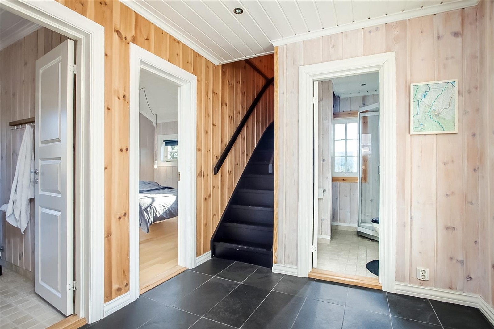 Hallen med tilgang til soverom og badene. Trapp opp til loftstue og 2 soverom. Galleribilde