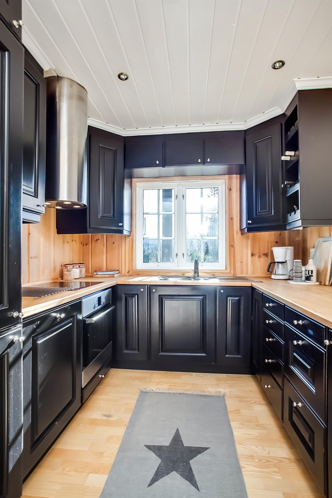 Pen, sortmalt heltreinnredning i U-løsning. Galleribilde