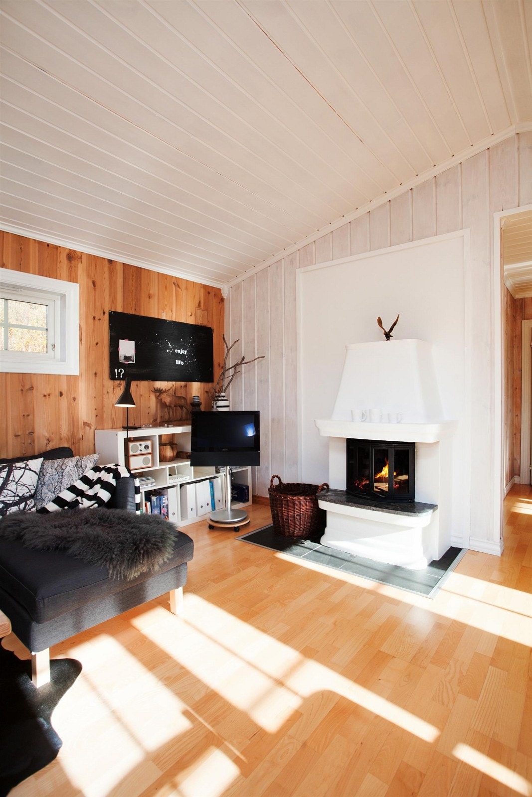 Peis ved sofagruppen gir god, lun varme og den rette hyttekosen. Galleribilde