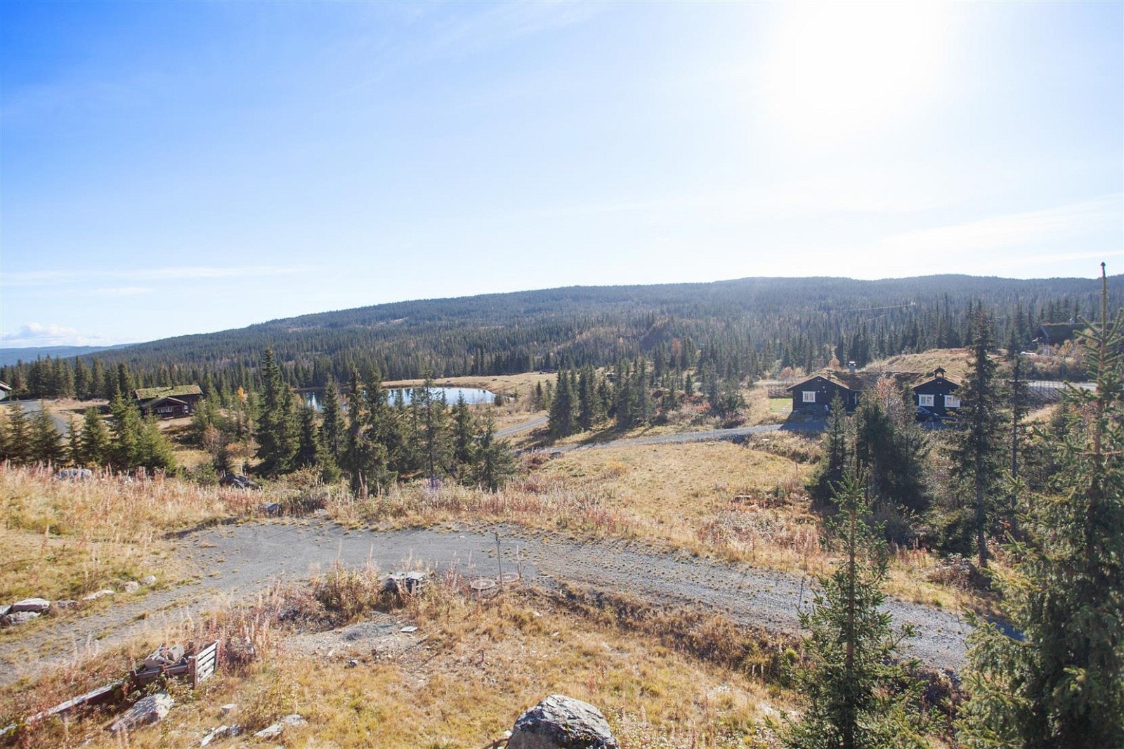 Flott utsikt utover Sør-Skei tjernet og omkringliggende områder. Galleribilde