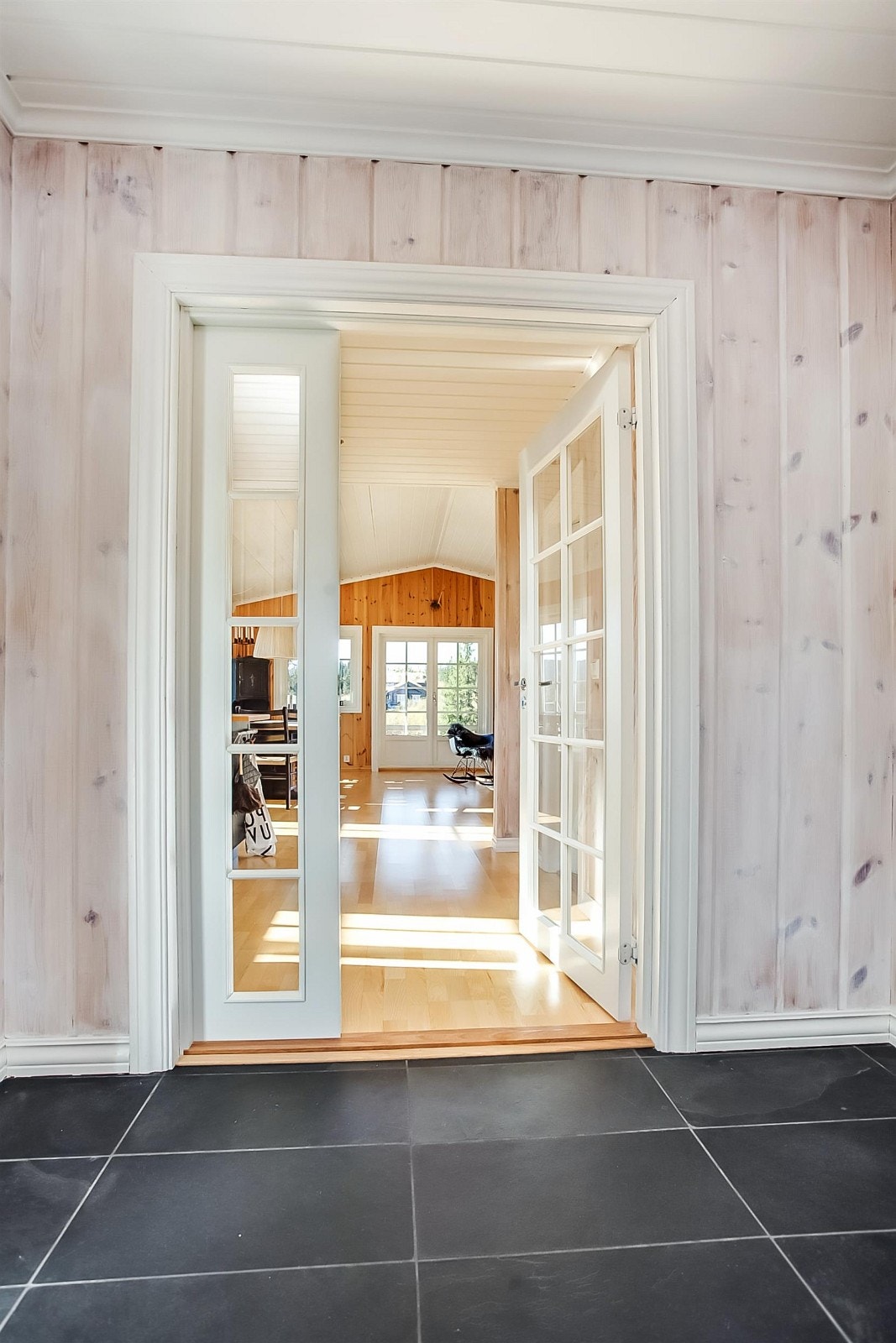 Stor og romslig hall. Stue og kjøkken rett frem. Galleribilde