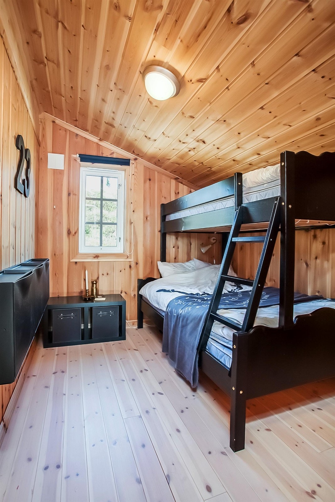 Det er 11 sengeplasser i hytta, fordelt på 4 soverom. Galleribilde