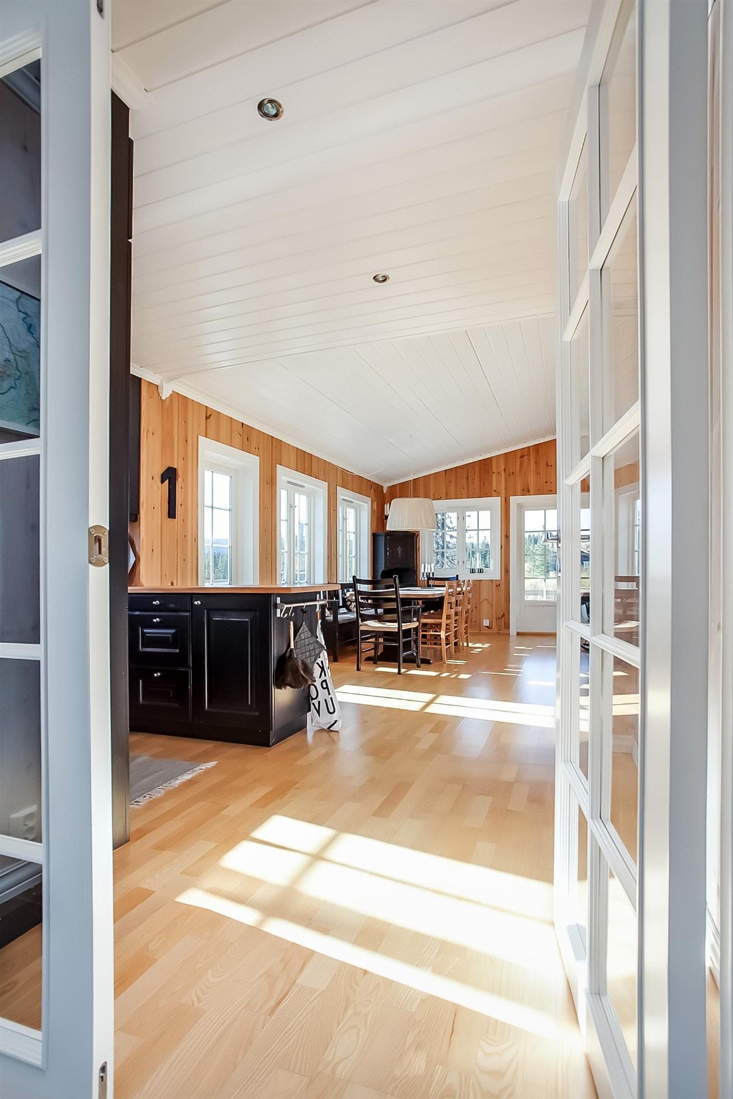 Dobbelfløyet dør med glassfelt mellom hallen og stue / kjøkken. Galleribilde