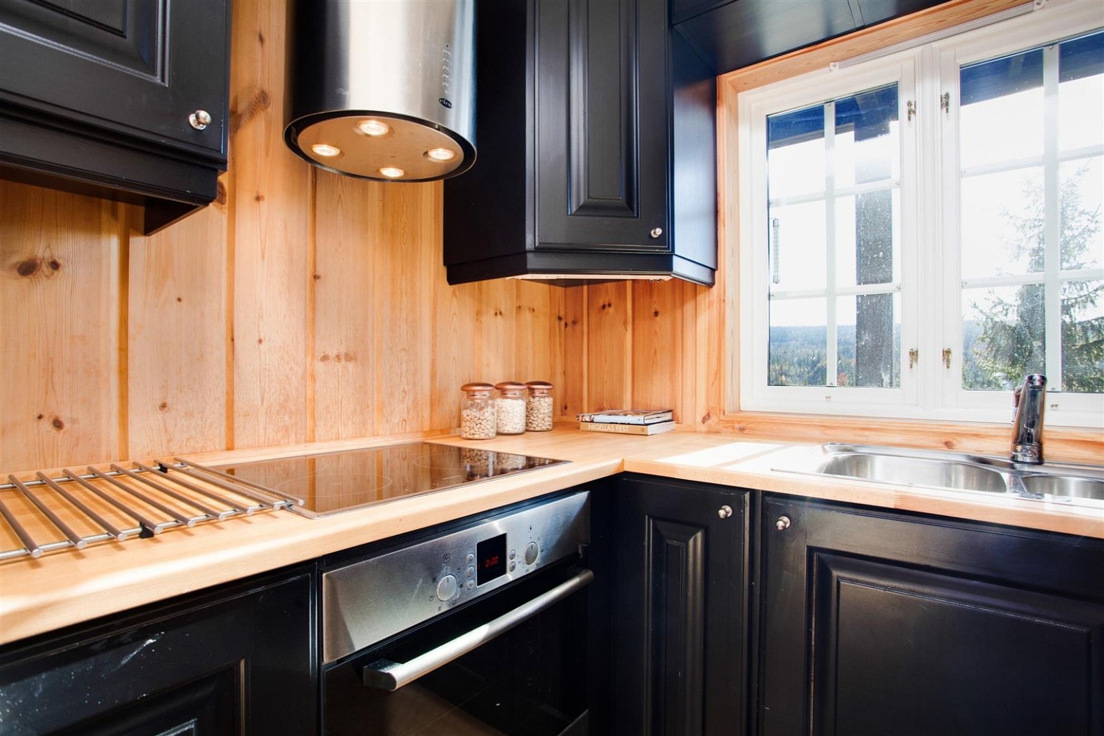 Integrert stekeovn samt keramisk platetopp. Rund stålhette over koketoppen. Galleribilde