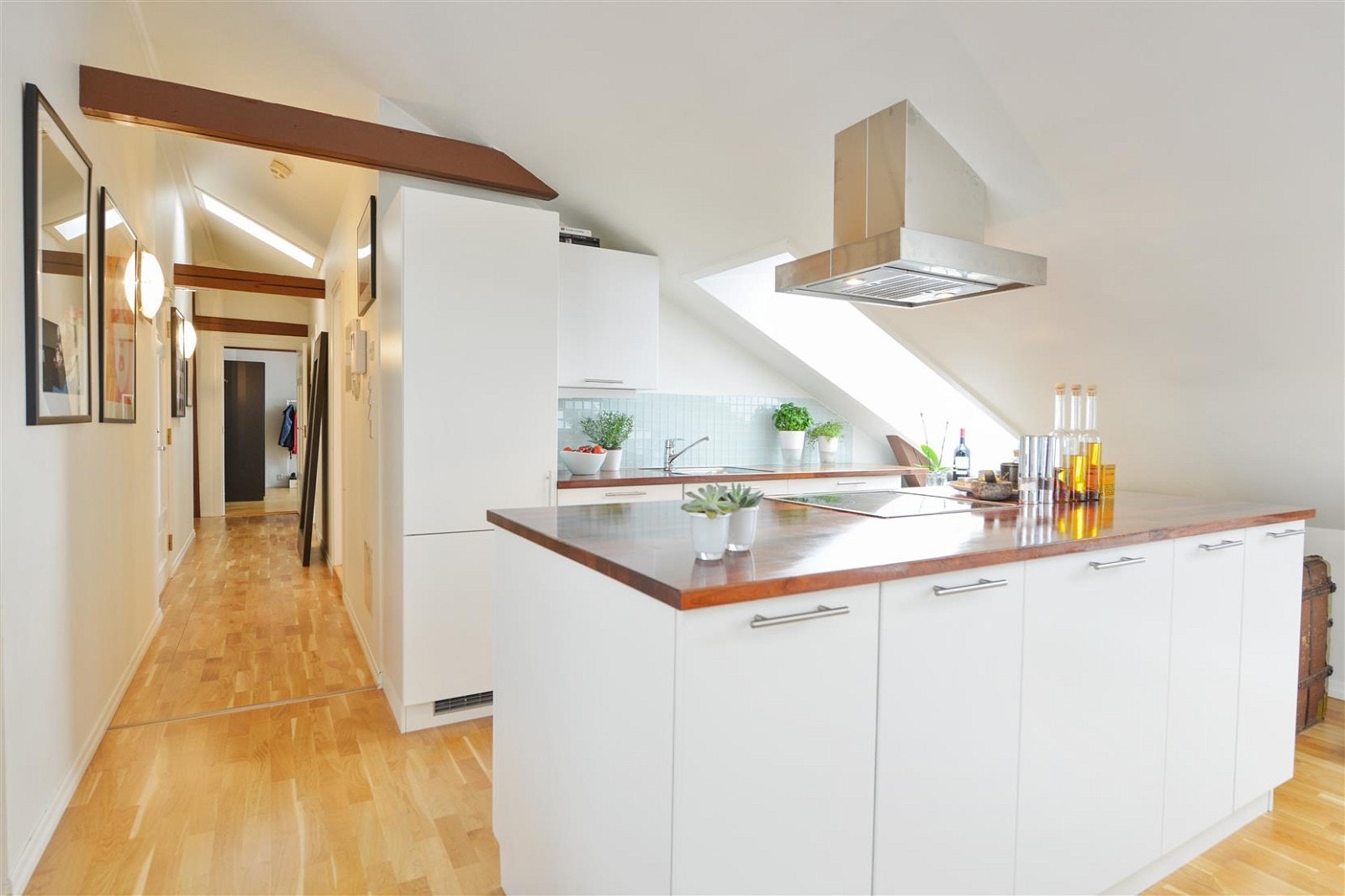 Mye oppbevaringsplass på kjøkkenet. Galleribilde