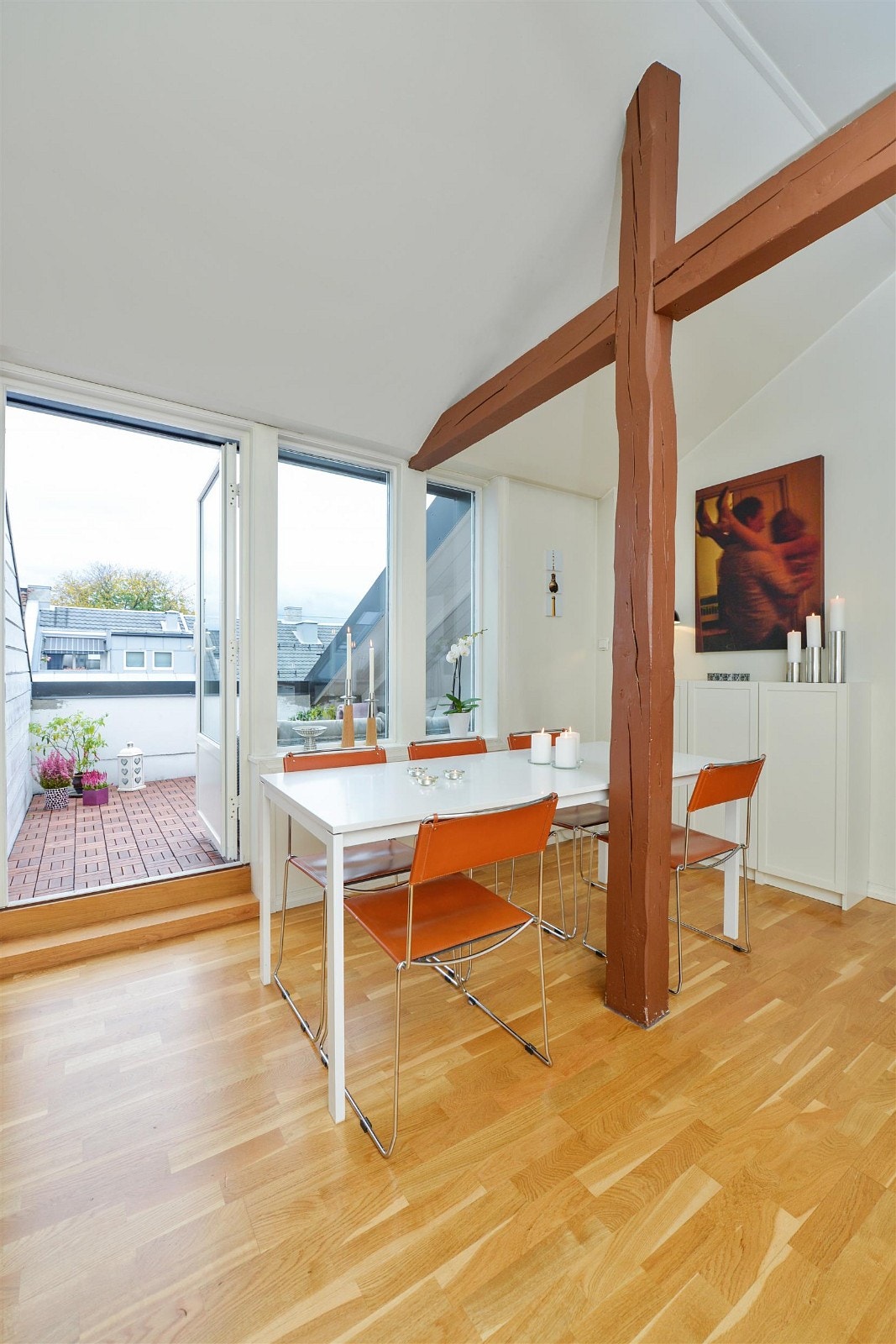 God plass til et stort spisebord i stuen. Galleribilde