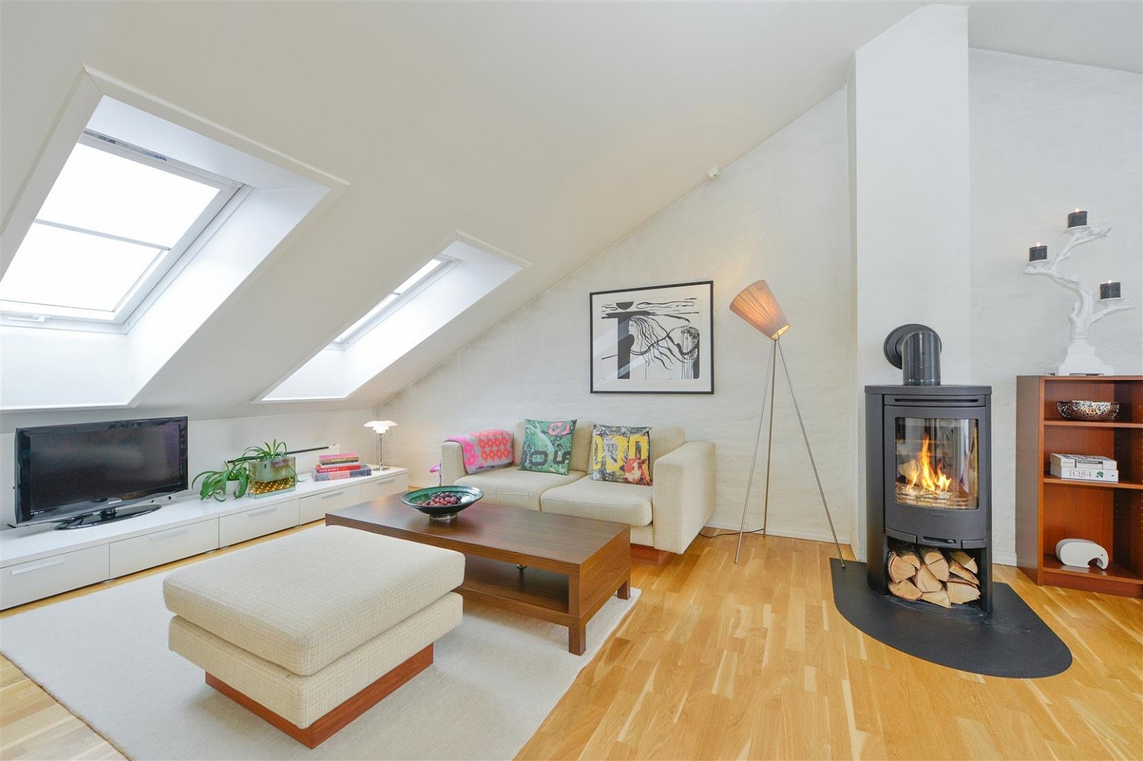 Koselig sofagruppe i et lunt hjørne ved peisen. Galleribilde