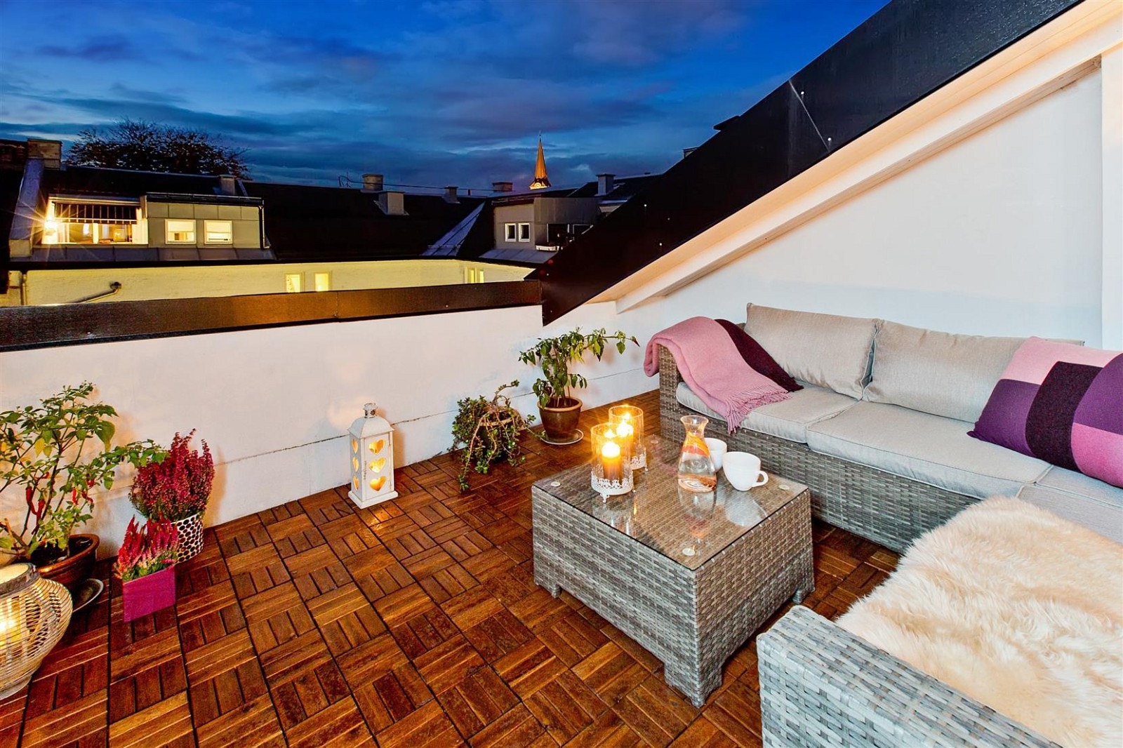 Utgang til romslig privat takterrasse. Her har man solen fra ca. 14 til den går ned. Galleribilde