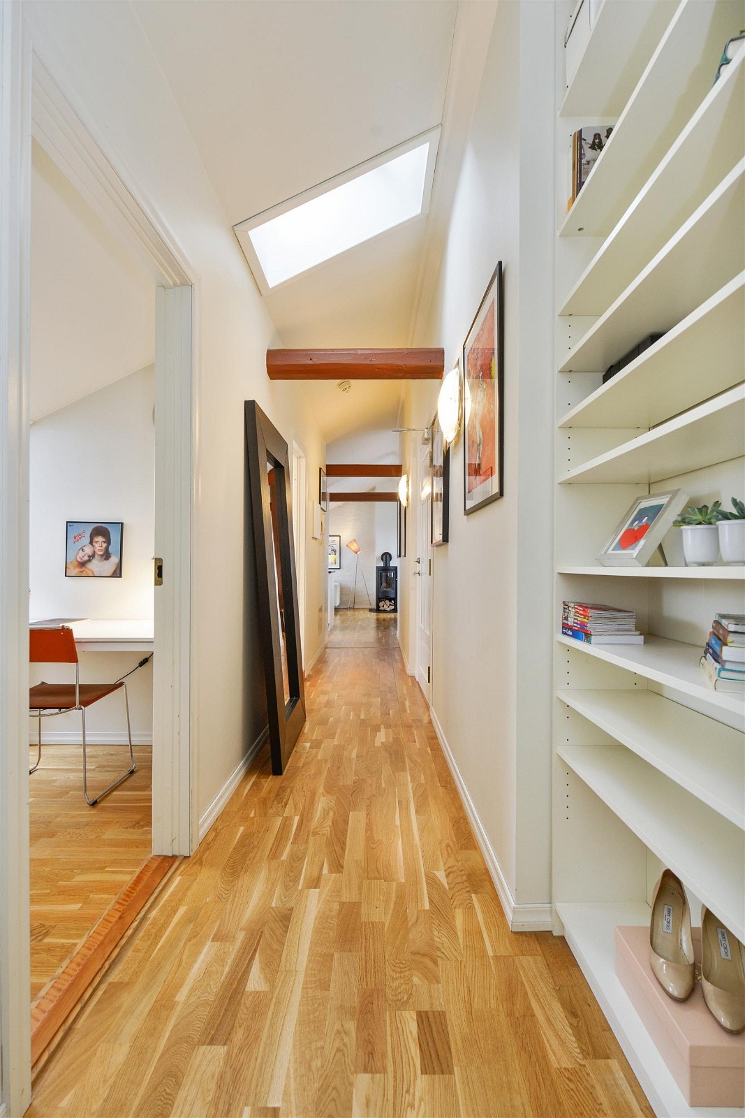 Romslig inngangsparti med god takhøyde. Galleribilde