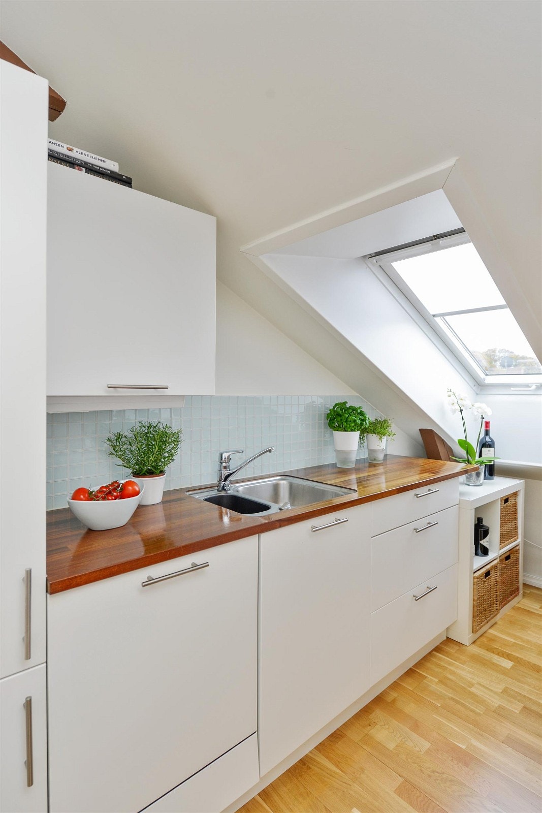 Integrerte hvitevarer som oppvaskmaskin, kjøle- og fryseskap, ovn og platetopp. Galleribilde