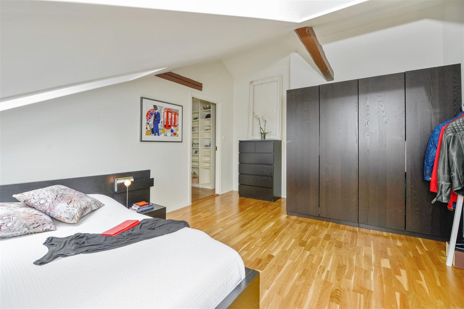 Stort soverom med mye skapplass. Galleribilde