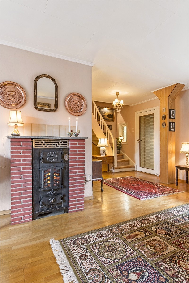 Oljefyr på stua - døra i enden av bildet går ut mot gang/inngangsparti Galleribilde