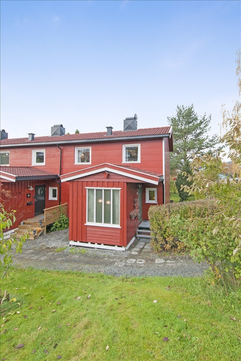 Inngangspartiet er påbygd og er av god størrelse Galleribilde