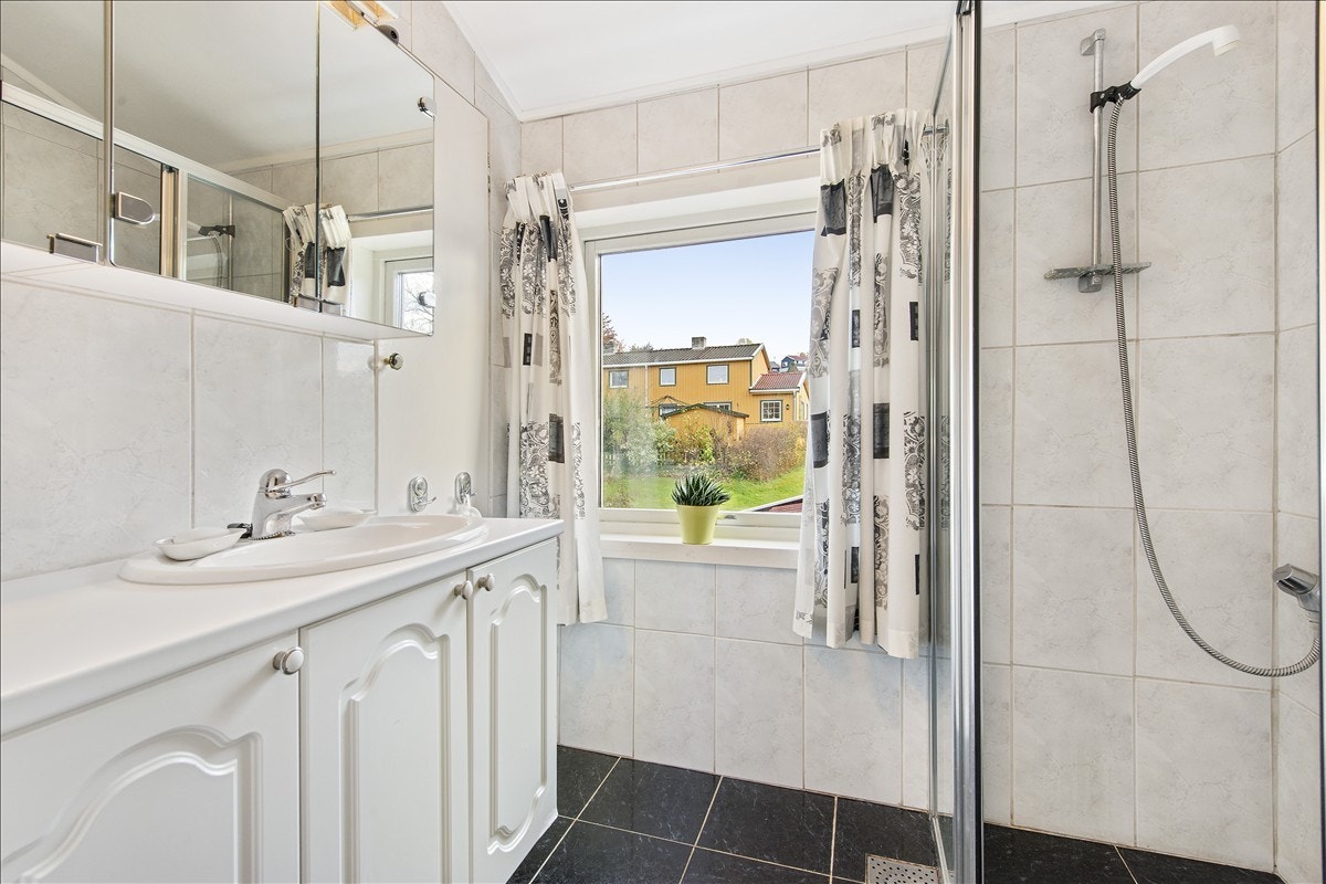 Flislagt bad med varme i gulv, oppgradert ca 2000. Galleribilde