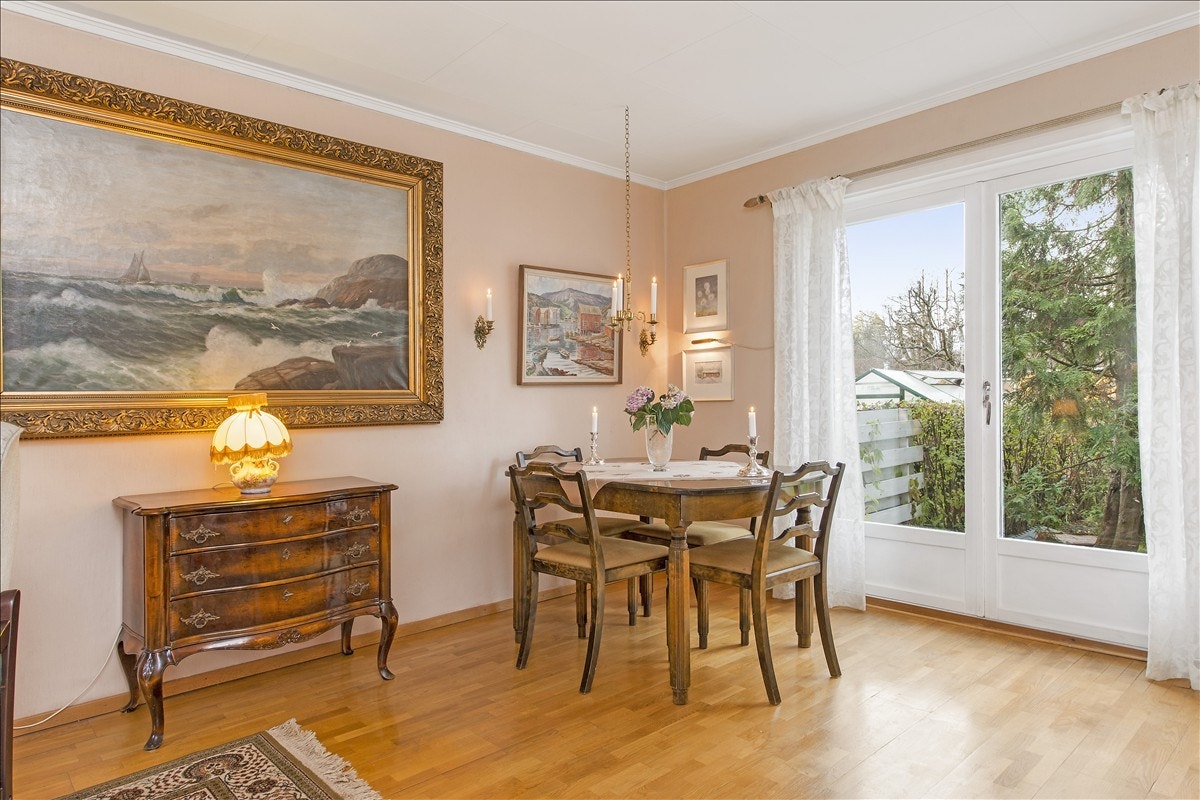 Spisestue med utgang til vestvendt hage med gode solforhold Galleribilde