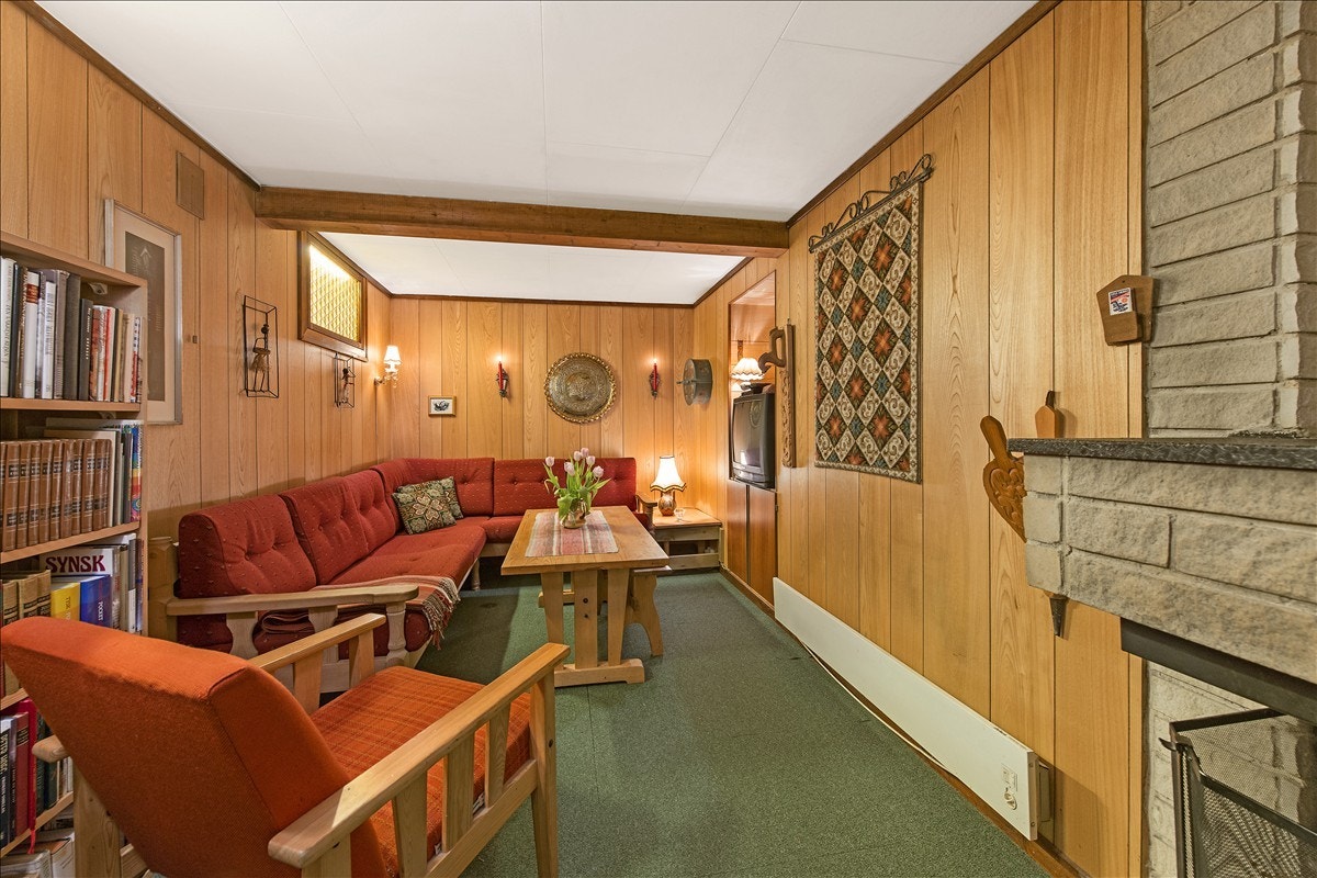 Rom som brukes som kjellerstue - her er det åpen peisovn. Galleribilde