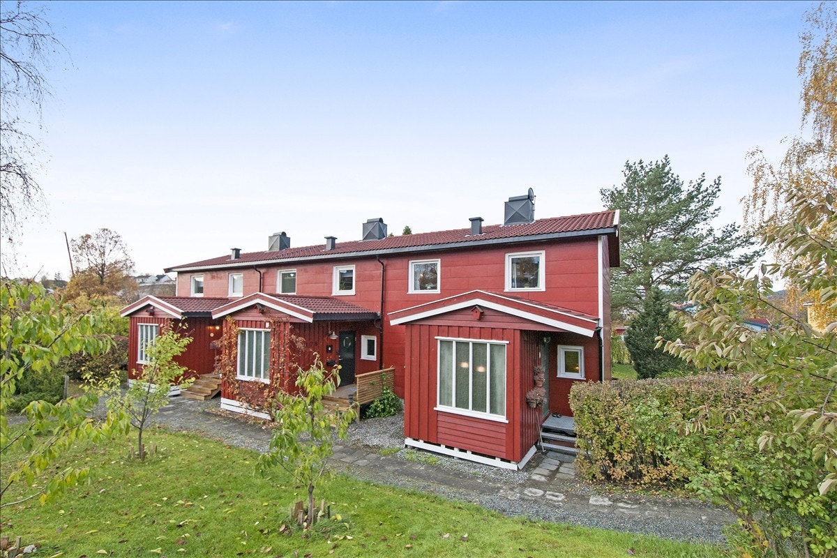 Taket ble tekket om i 2011, med nye pipehatter og beslag. Galleribilde