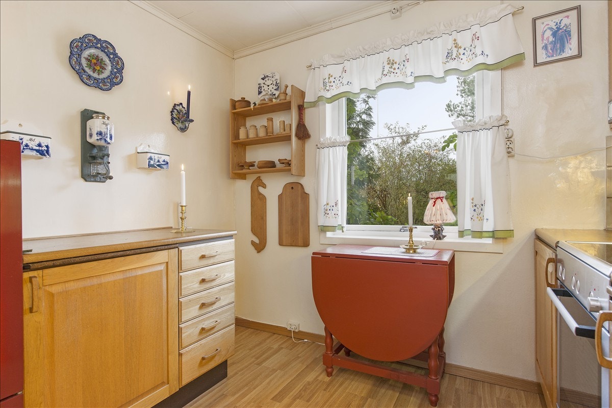 Fra kjøkkenet er det vindu mot hage og fellesareal - her kan man se til barna som leker ute fra kjøkkenet Galleribilde