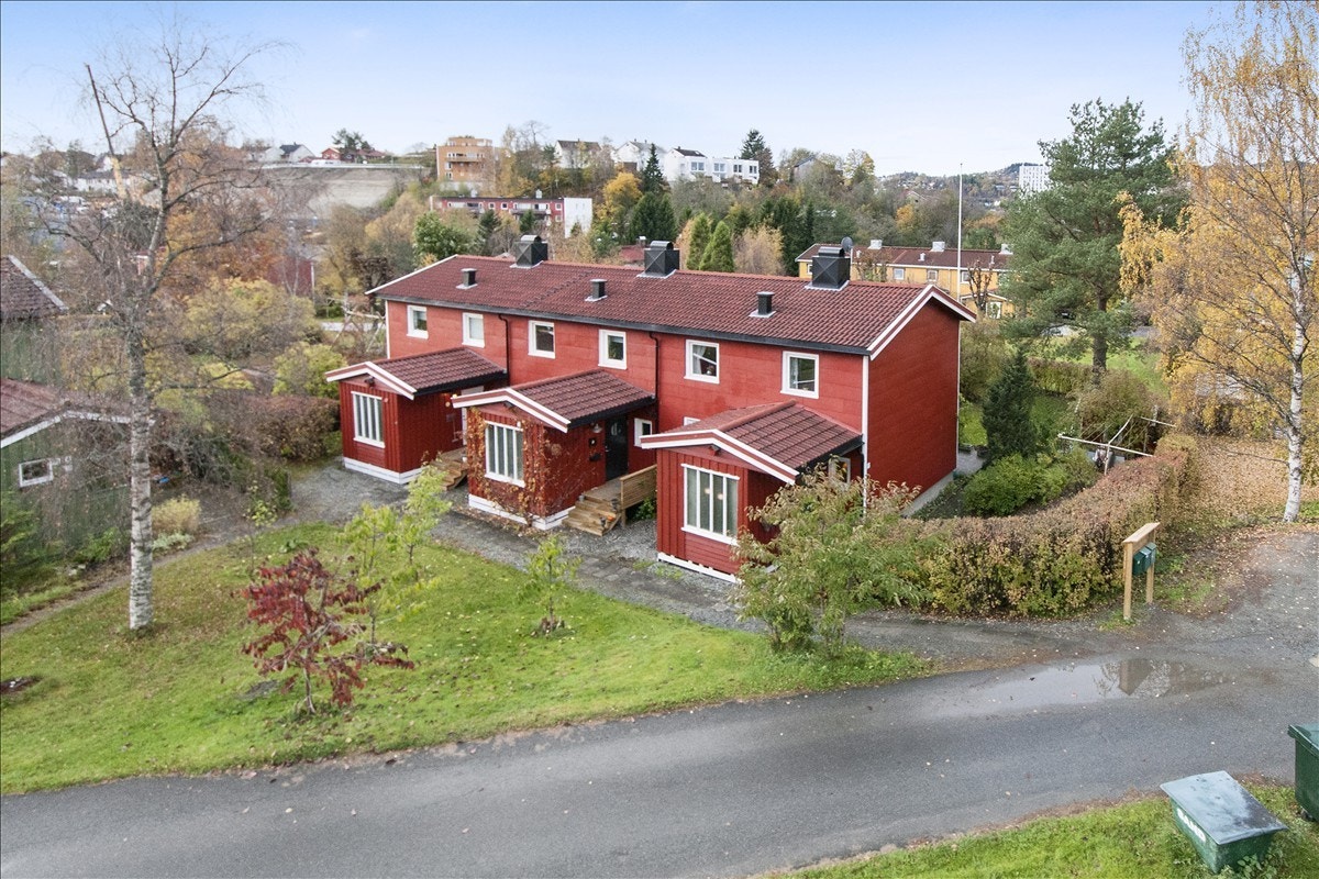 Enderekkehus i meget barnevennlig område nært bl.a. NTNU Gløshaugen. Galleribilde