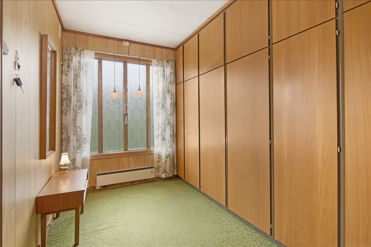 Romslig inngangsparti med stor skapplass. Galleribilde