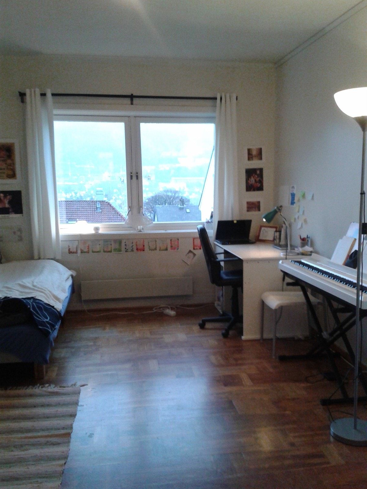 Seng, pult med stol Galleribilde