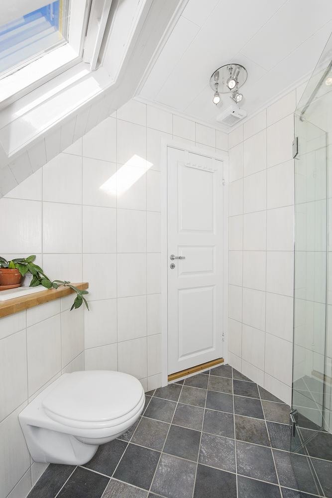 Baderom med vegghengt wc. Galleribilde