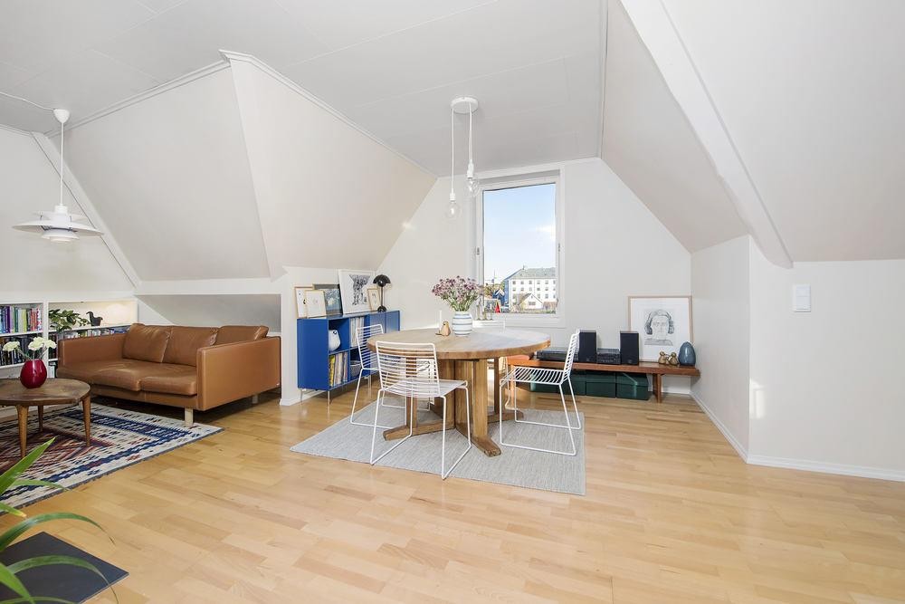 Stue med mye lys. Galleribilde