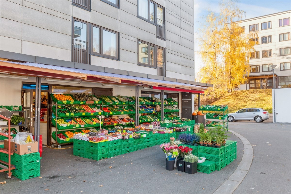 Frukt- og grønthandel på torget med søndagsåpent Galleribilde
