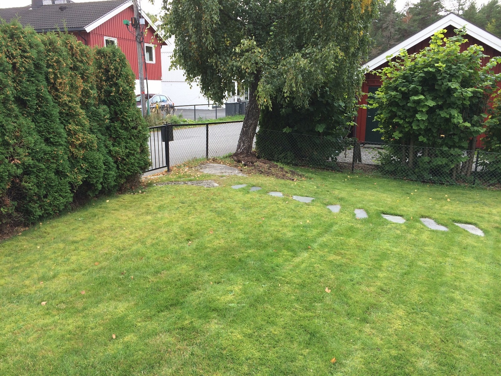 Egen port og inngang til hybel via hage Galleribilde