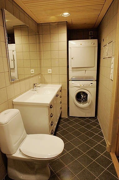 Bad med vaskemaskin & tørketrommel. Galleribilde